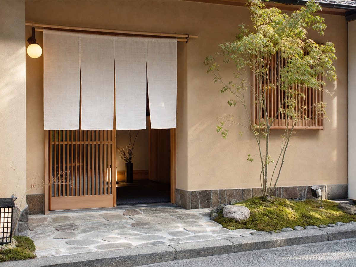 昼の光が暖簾を照らす季節料理店の入口