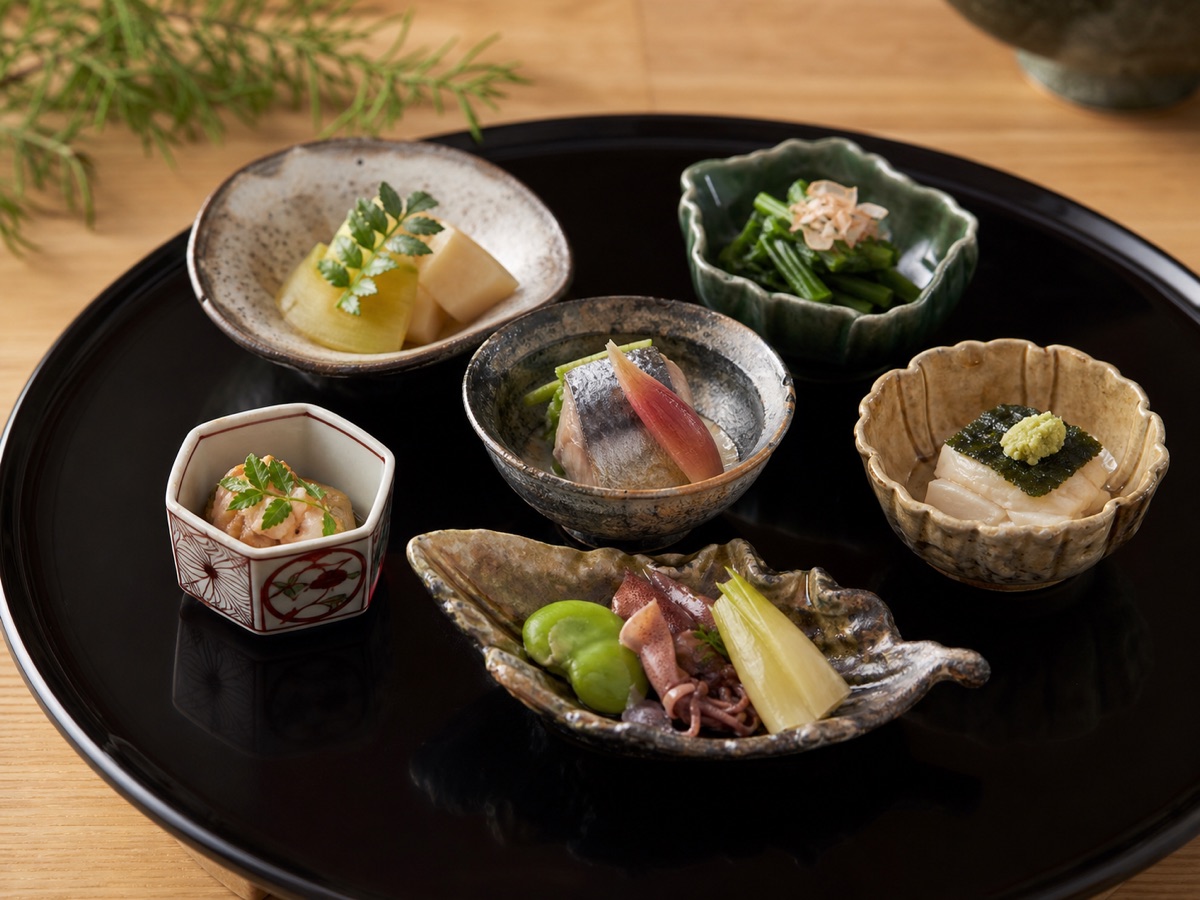 旬の素材を器に盛り付けた季節の小鉢