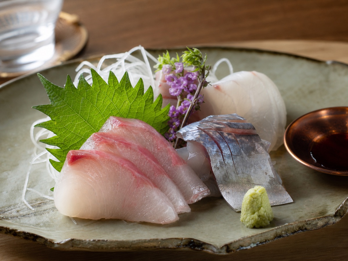 季節の魚を丁寧に盛り付けた刺身